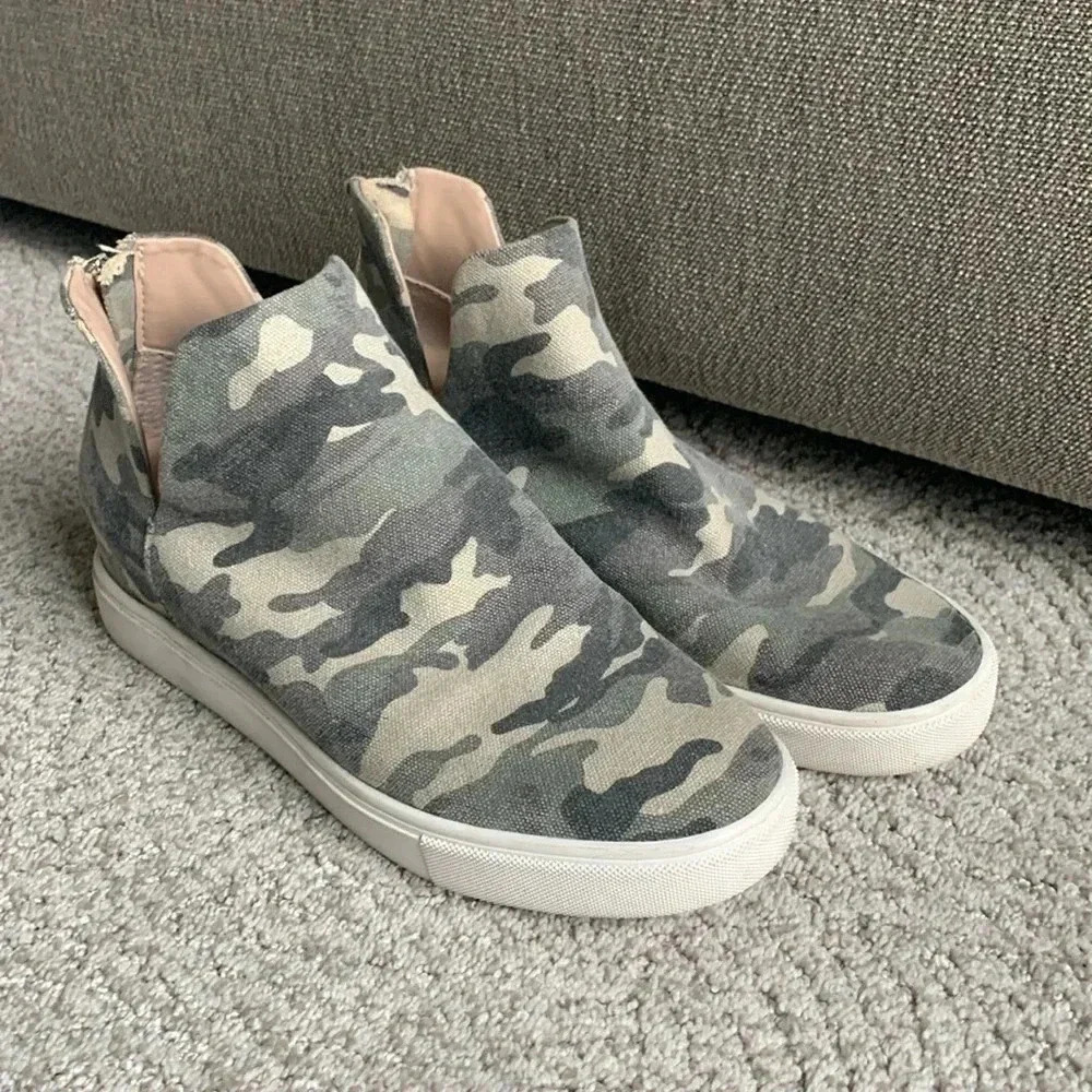 Steve Madden Georgie sneaker size 9 1/2 medium camouflage canvas print